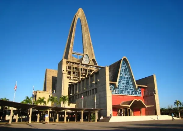 A large building with a huge spire on top of it.